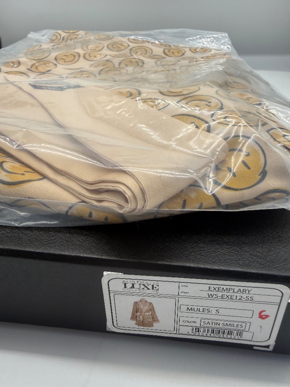 AUSTRALIA LUXE CO. EXEMPLARY SATIN DRESSING GOWN BRAND NEW HAPPI FACE
